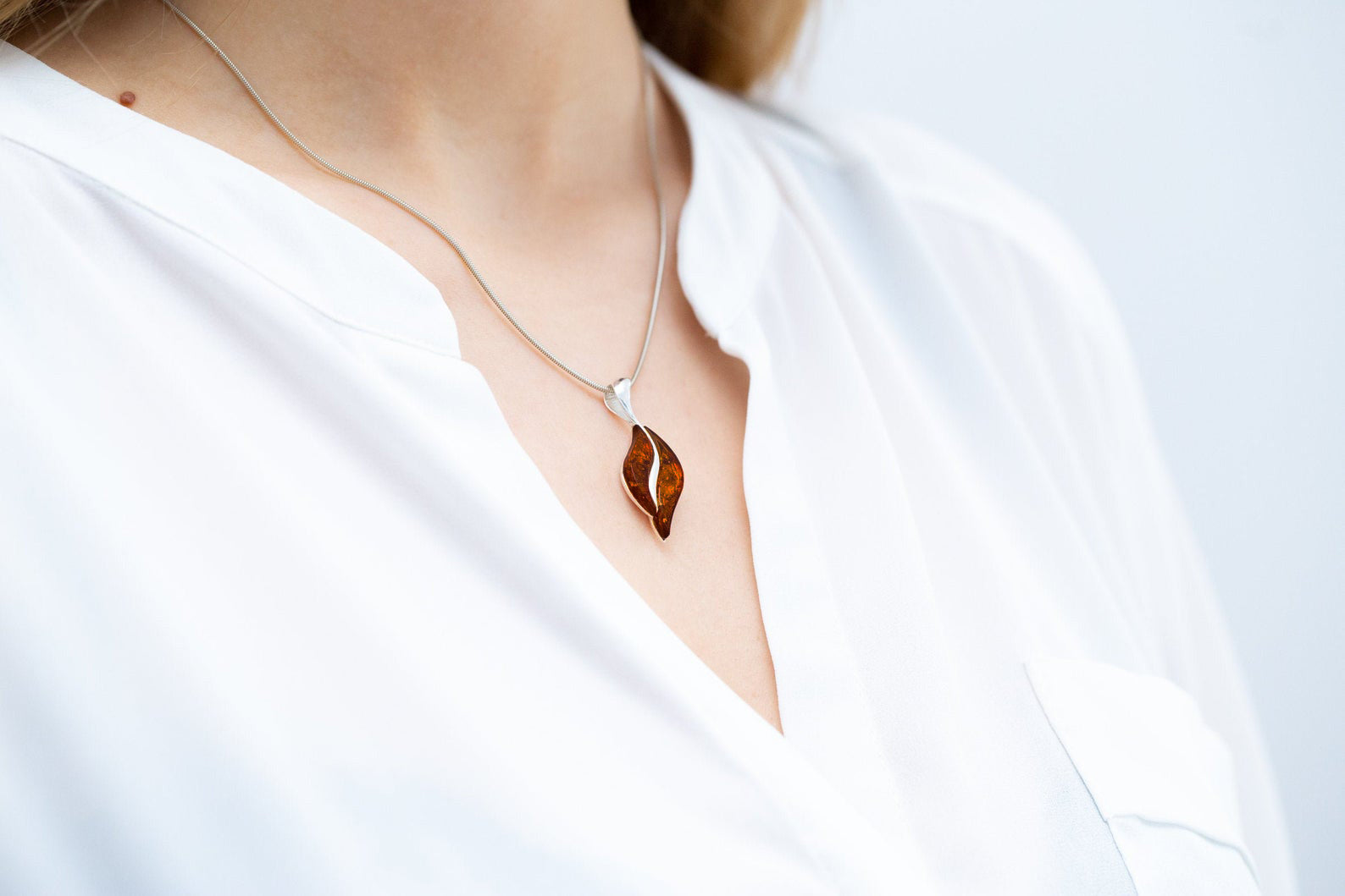 Wavy Amber Pendant - Baltic Beauty